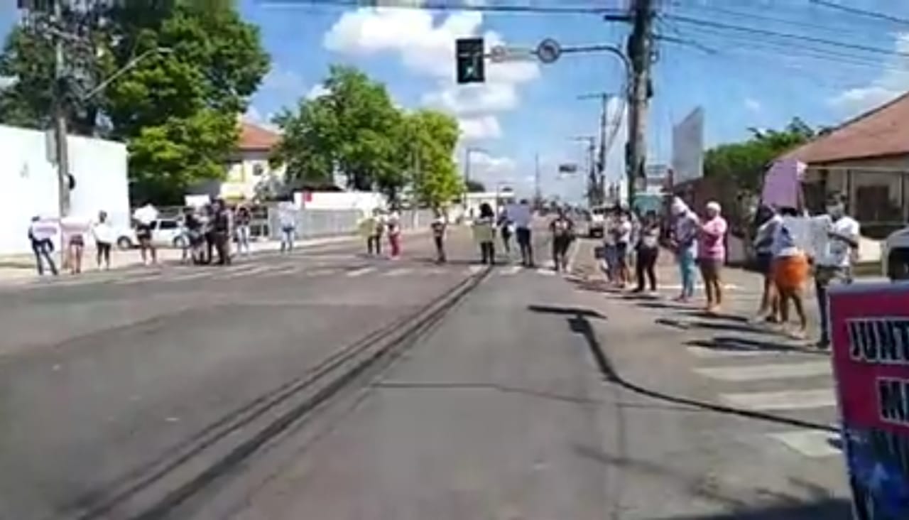 Sem visitas há 5 meses, familiares de presos fecham avenidas de Rio Branco em protesto