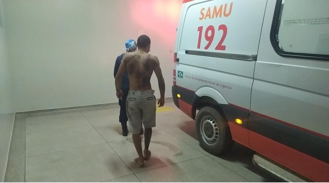 Jovem é esfaqueado nas costas enquanto caminhava no Bairro Ayrton Senna