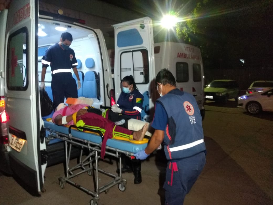 Jovem sofre fratura exposta ao colidir com carro na estrada de Porto Acre