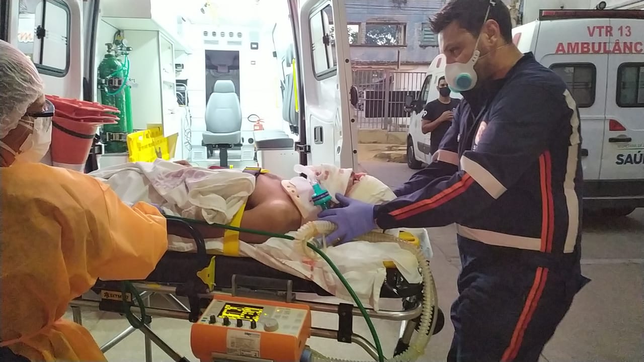 Motociclista fica em estado gravíssimo ao bater em poste no bairro Recanto dos Buritis