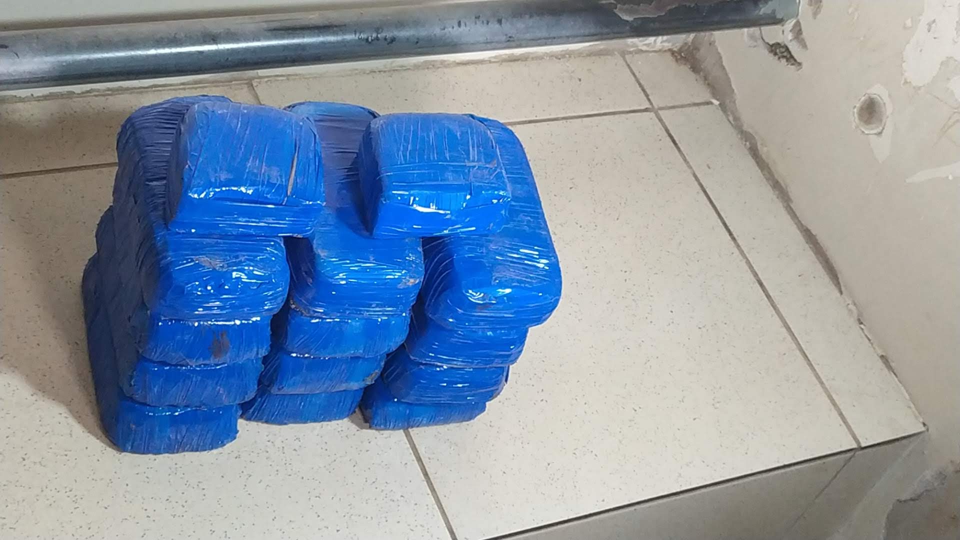 Jovem é presa com 15 kg de skunk e cocaína no interior do Acre