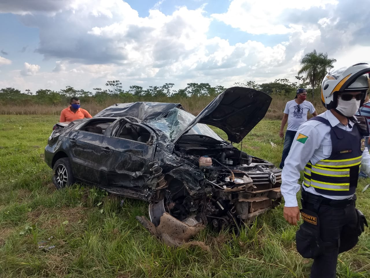 Carros colidem na Amadeo Barbosa e um deles capota várias vezes até sair da pista