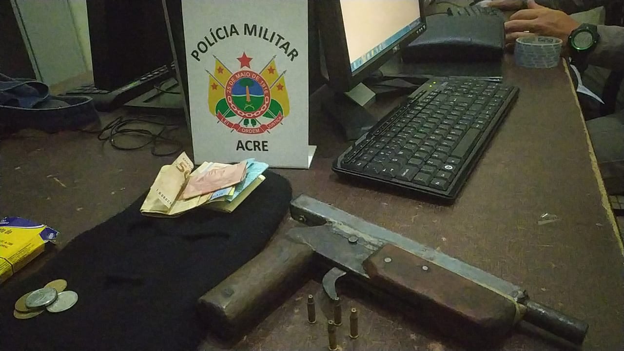 Por ciúmes, mulher morde e ameaça ex-companheiro com escopeta e acaba presa