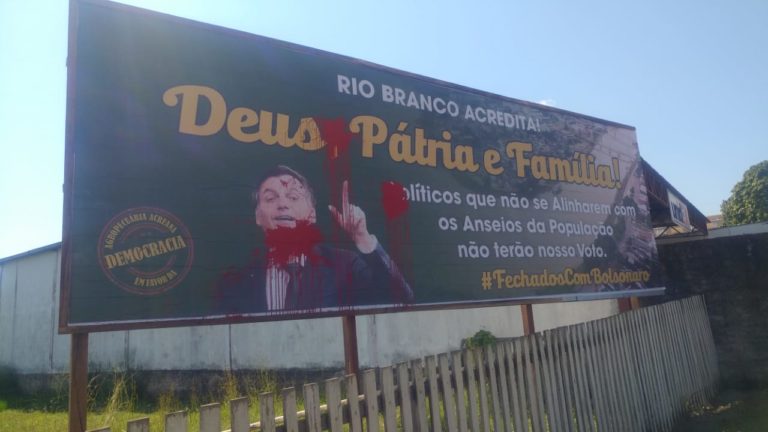 No Acre, outdoors de apoio a Bolsonaro são pichados e polícia vai investigar