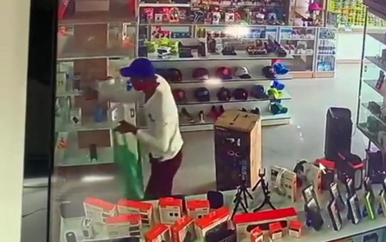 Criminosos invadem loja à luz do dia e enchem a sacola de celulares