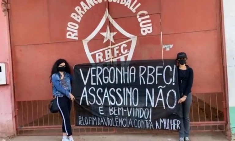 Grupo feminista protesta em frente ao Estádio José de Melo contra contratação de Bruno 