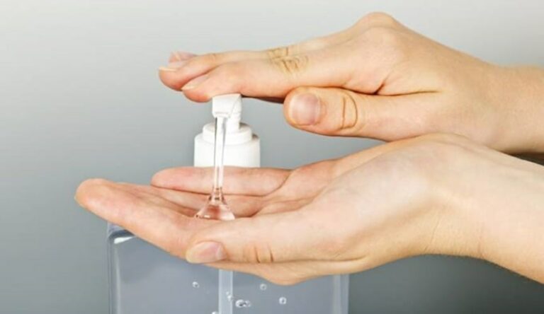 Brasil desenvolve totem com pênis que ‘cospe’ álcool gel; veja foto