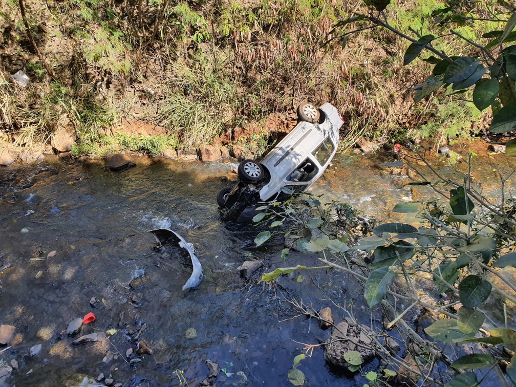 Motorista pula de carro antes do veículo cair em um ribeirão em Londrina