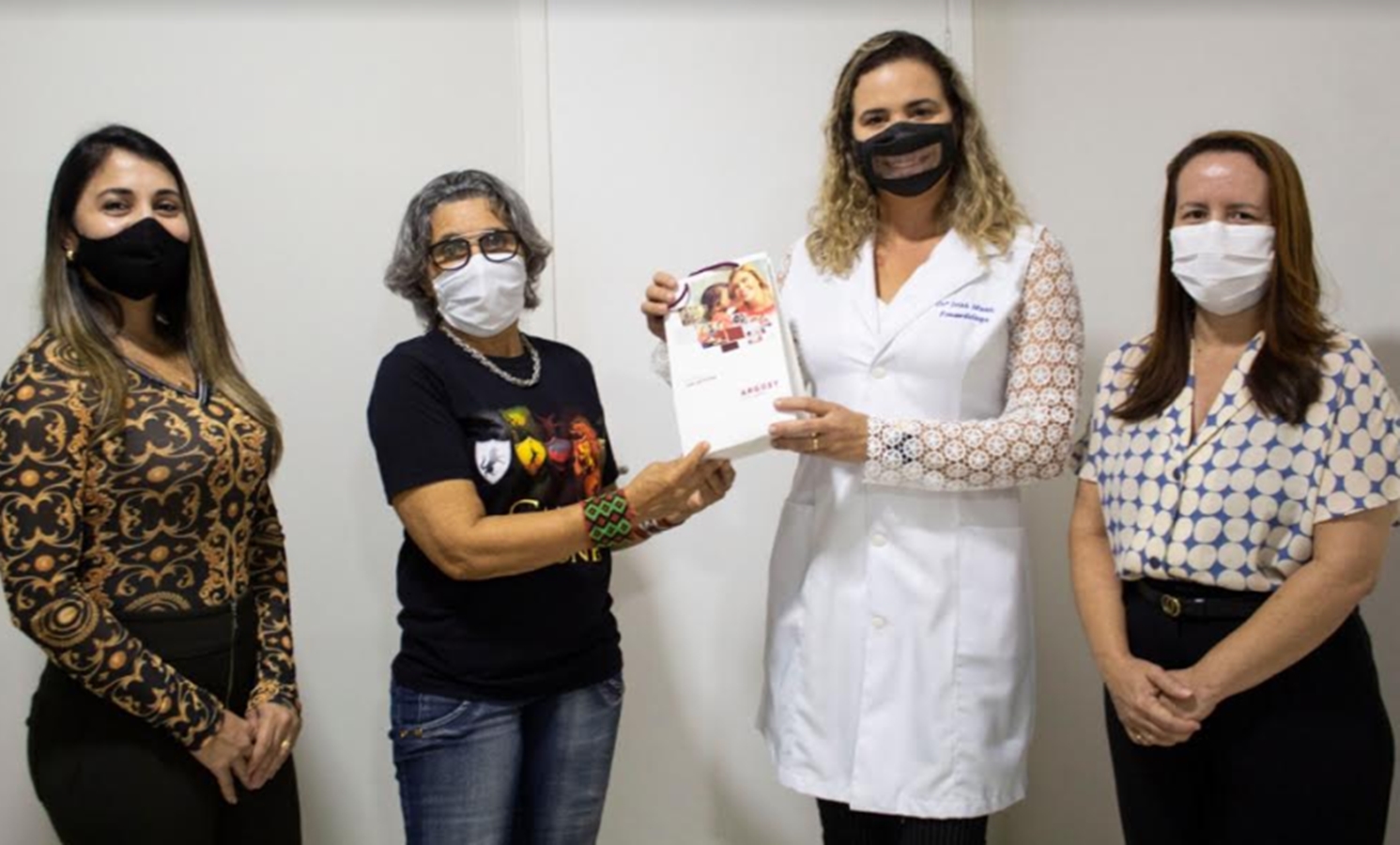 Após live solidária, acreana que perdeu parte da audição recebe doação de aparelho
