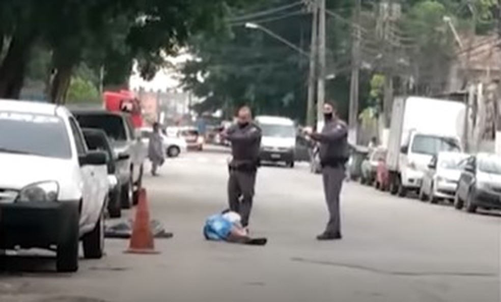 Homem que carregava partes de corpo em saco plástico morre