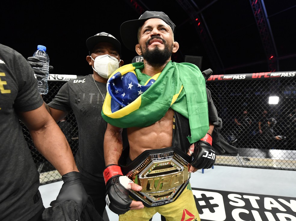 Deiveson Figueiredo atropela Joseph Benavidez e é campeão peso-mosca do UFC