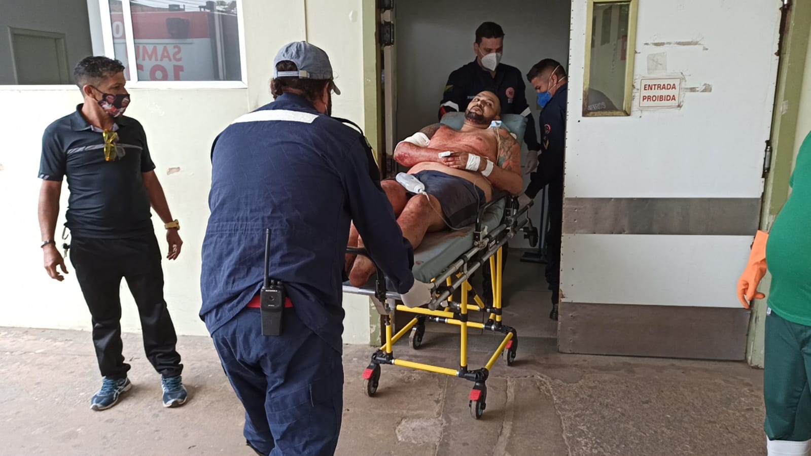Criminosos passam atirando e homem é baleado na Cidade do Povo