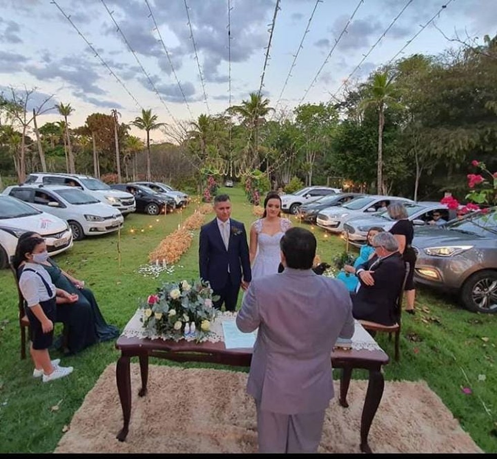 Casamento drive-in: em meio a pandemia, casal inova e realiza cerimônia com convidados dentro de carros em RO