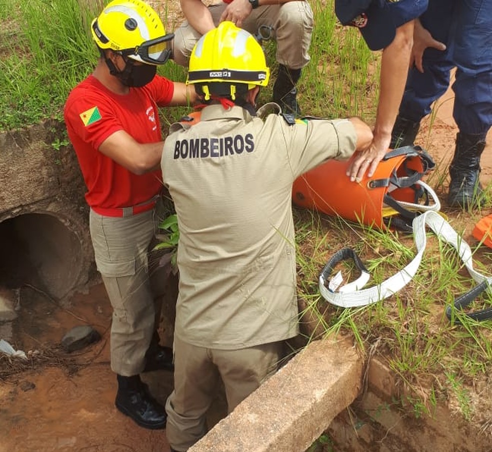 Adolescente sofre surto, se esconde em bueiro e é resgatada por bombeiros no Acre