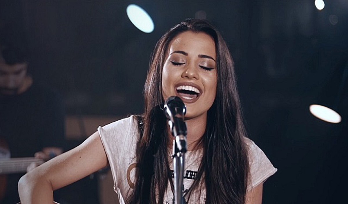 Cantora gospel Isadora Pompeo causa polêmica após escurecer pele em foto
