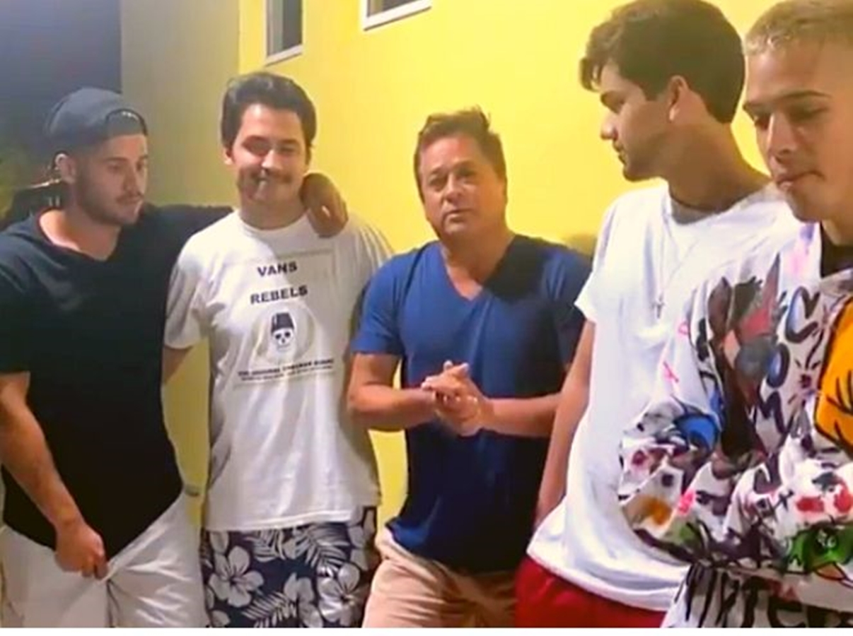 Carro com filhos do cantor Leonardo capota e cai em rio
