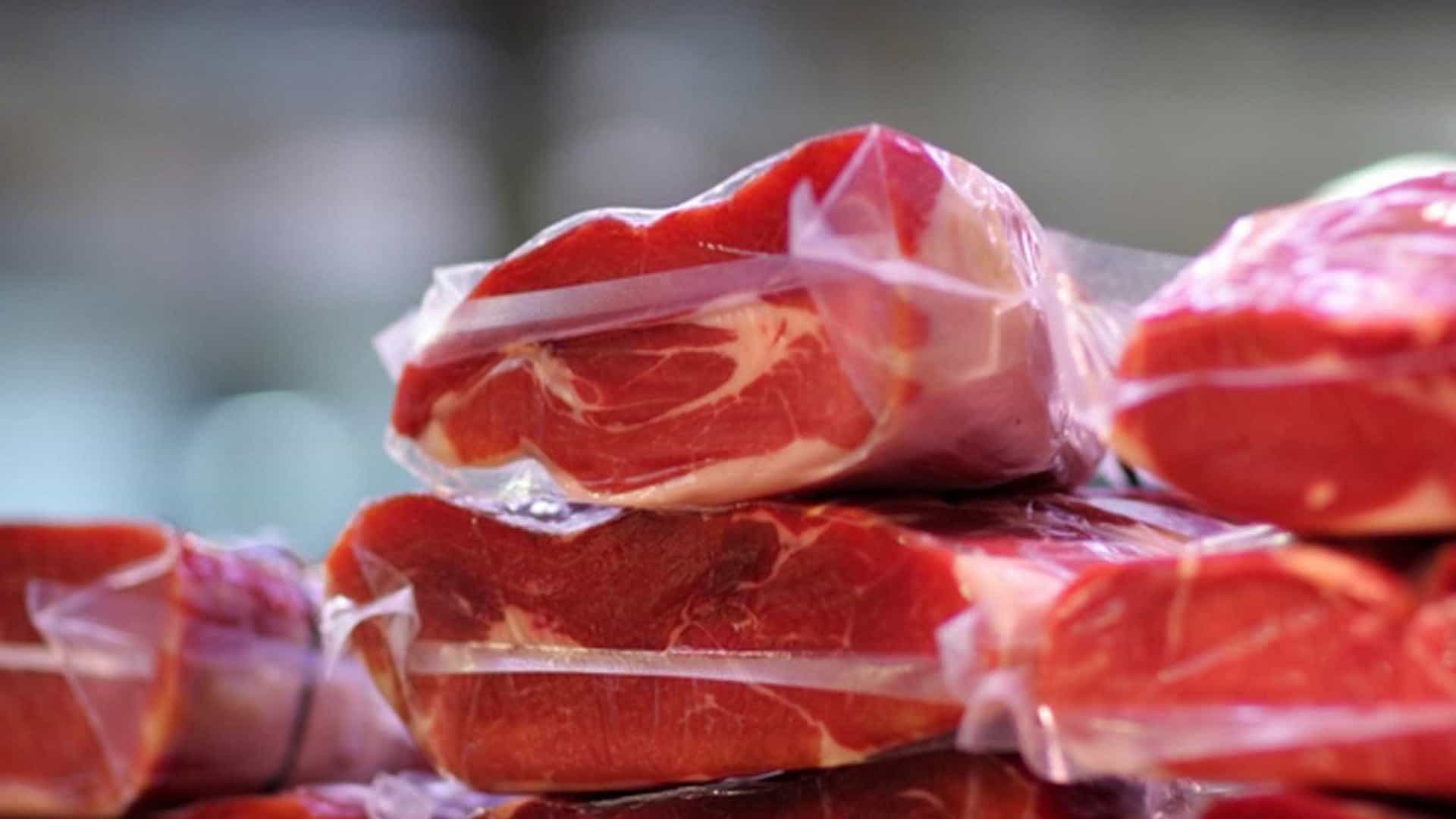 China confirma suspensão de exportação de carne suína da BRF e da JBS