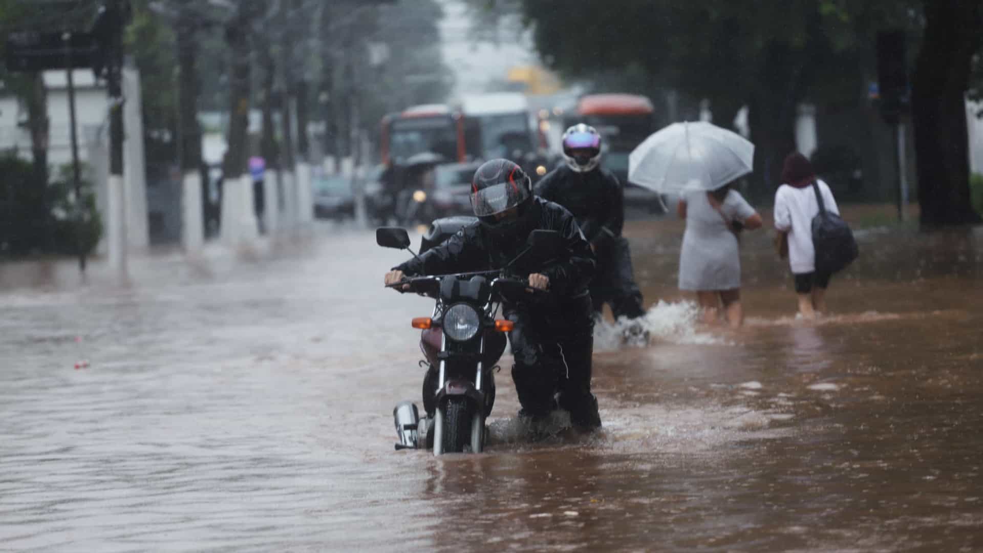 Santa Catarina volta a enfrentar chuvas, ventos e alagamentos