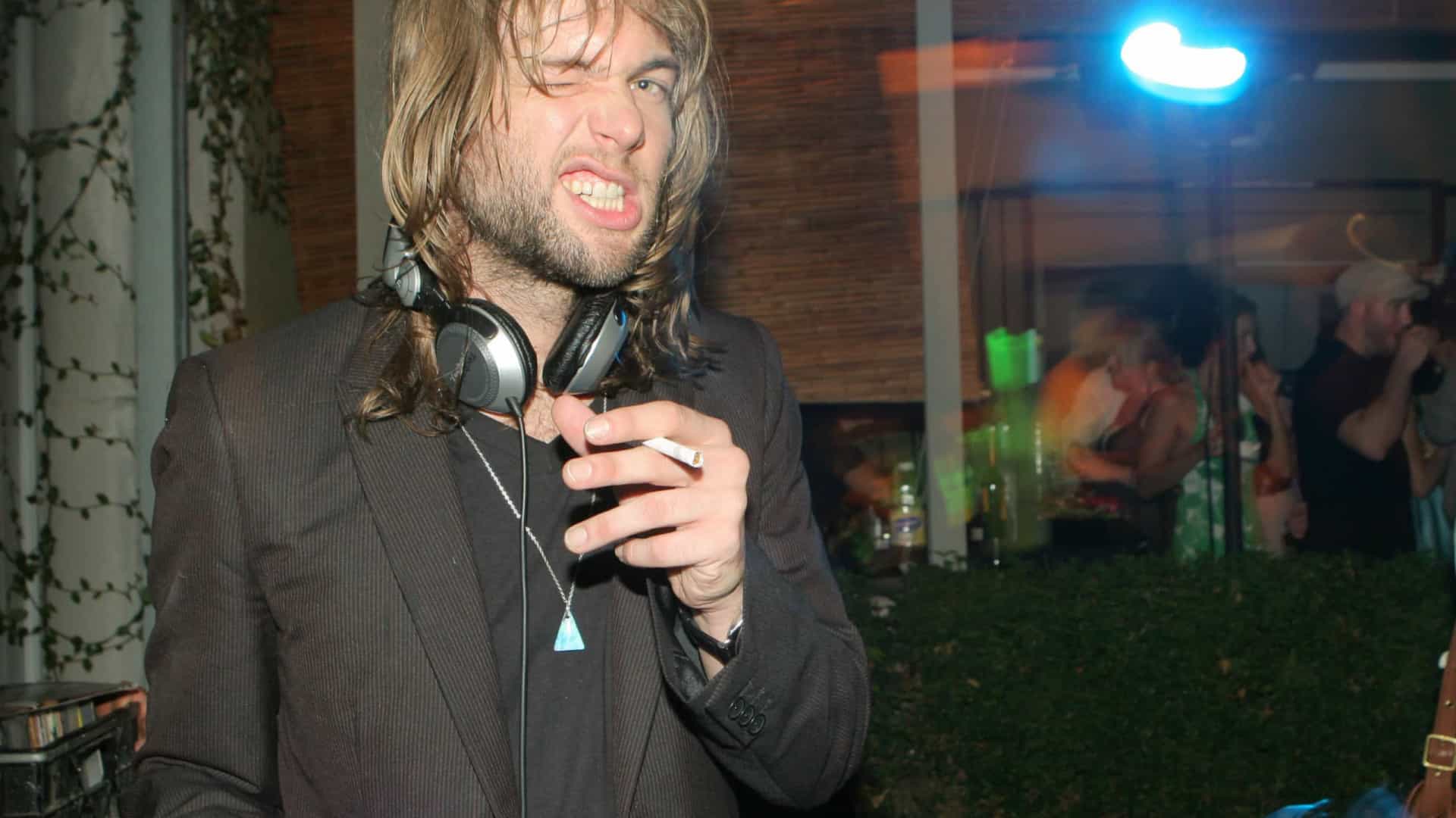 Baixista do Maroon 5 é preso após denúncia de violência doméstica