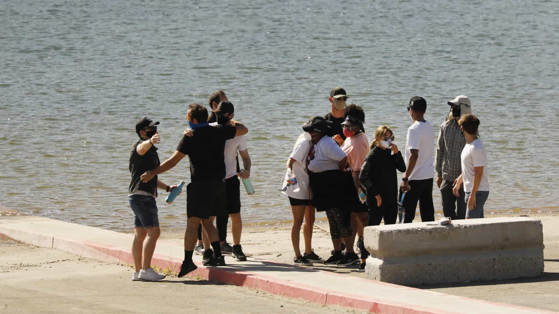 Inconsolável, ex-marido de Naya Rivera chora junto ao local da tragédia