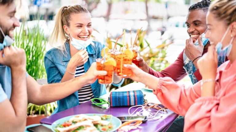 As oito atividades que o colocam em maior risco de contrair coronavírus