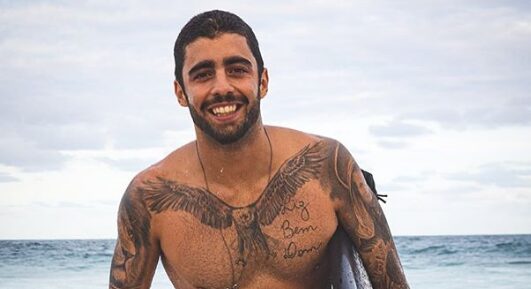 Pedro Scooby se manifesta após críticas por ir à praia sem máscara
