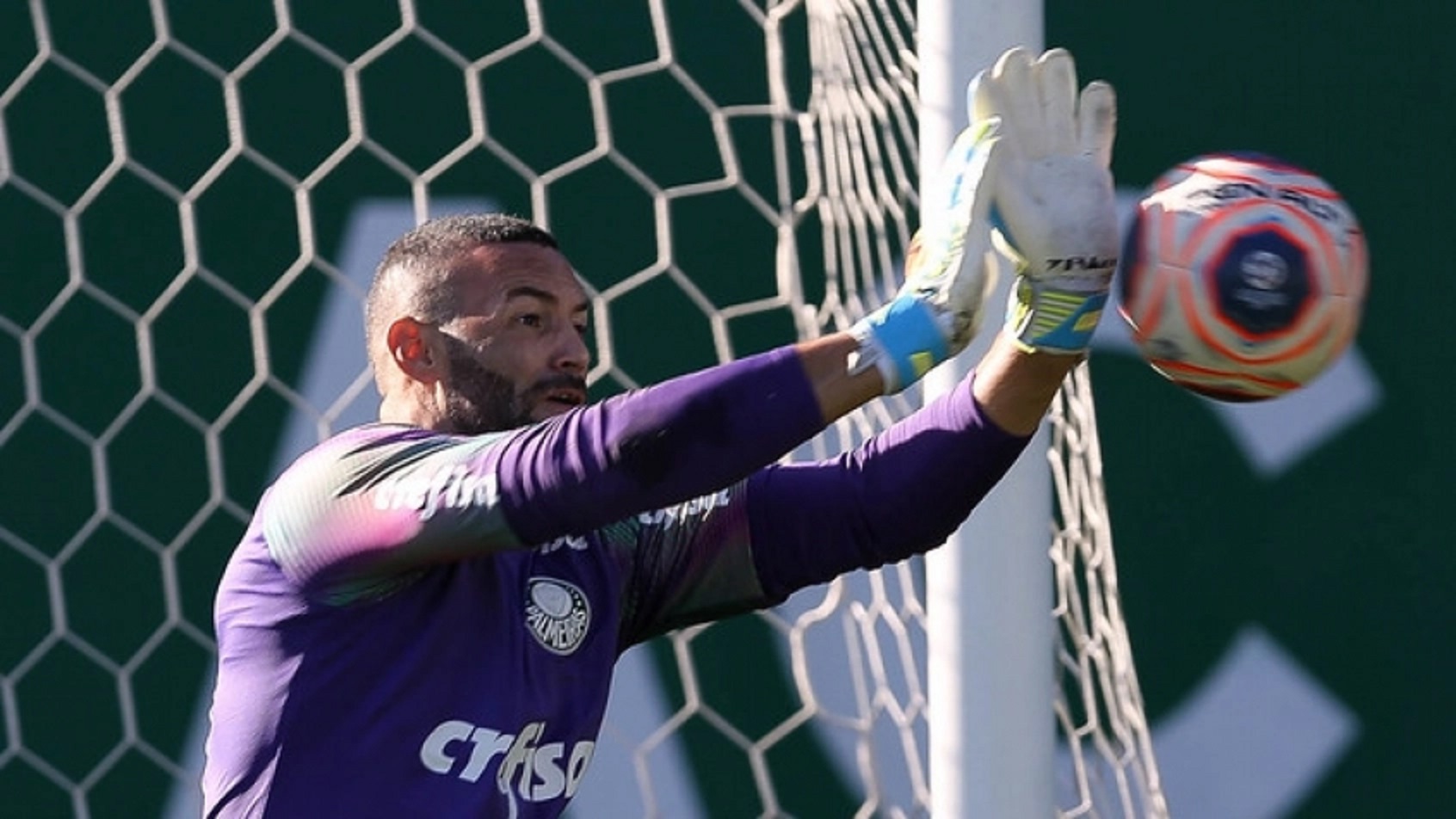 Acreano Weverton celebra 1° treino com bola: ‘Algo parecido com nossa realidade’
