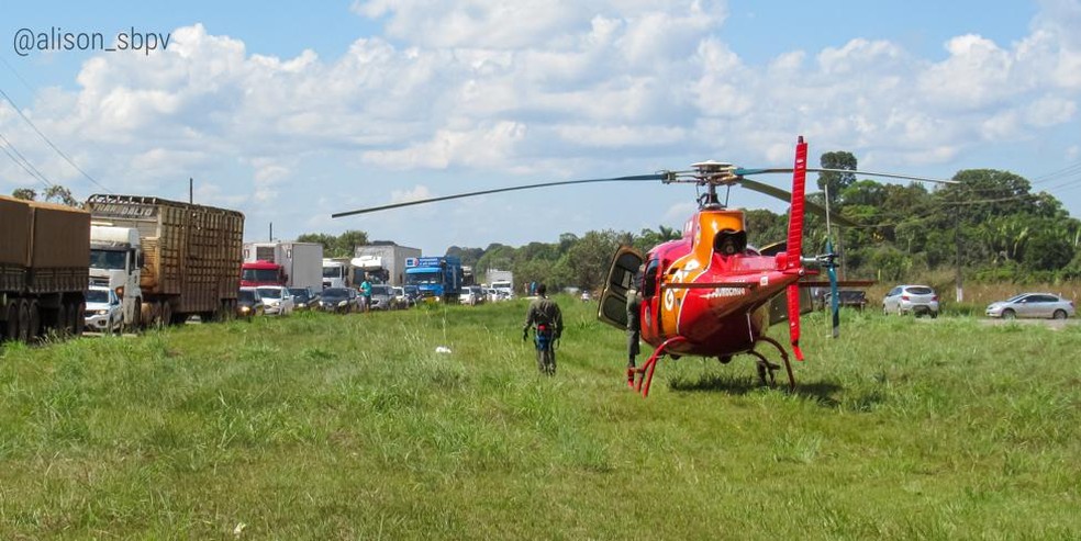 Motociclista é resgatado por helicóptero após quebrar braço e perna em colisão na BR-364