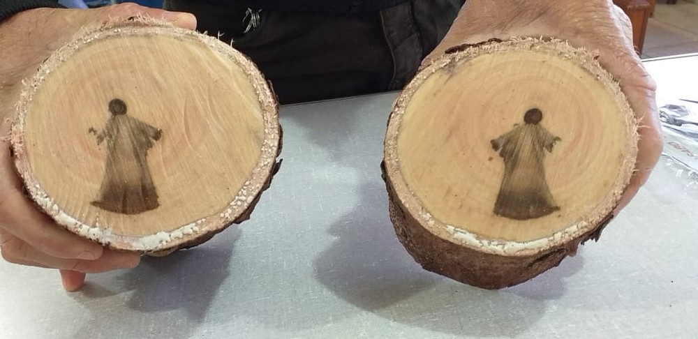 ‘Imagem de Jesus’ que aparece em tronco de árvore após poda intriga trabalhadores