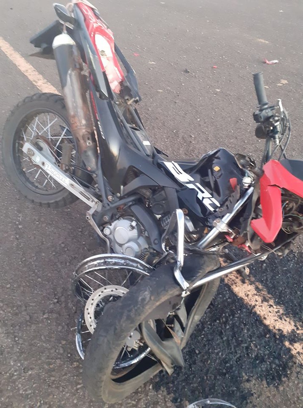 Três ficam feridos em colisão de motos que faziam manobras ilegais em pista de aeroporto de MS
