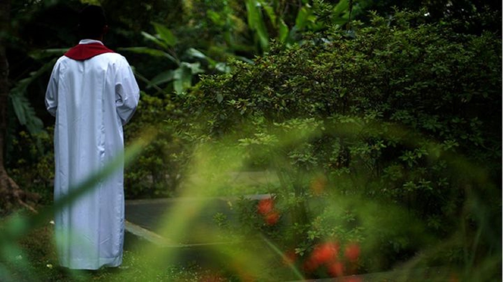 Gelo no pênis, exorcismo e culpa: a dolorosa jornada de aceitação de um padre gay
