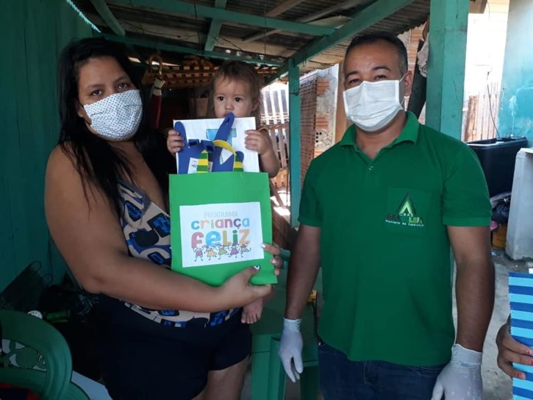Prefeitura de Brasileia entrega kits para famílias cadastradas no programa Criança Feliz