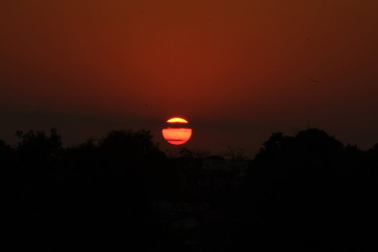 Pôr do sol avermelhado e tempo seco com queimadas no AC