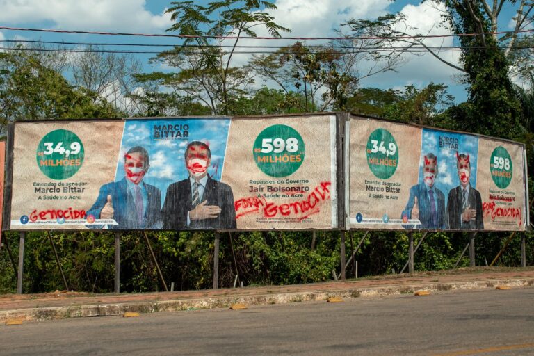 Outdoors de Bolsonaro e Bittar no AC são pichados com tintas vermelhas e termo “genocida”