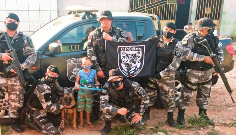 Fã do Bope, criança em luta contra câncer ganha mini-viatura