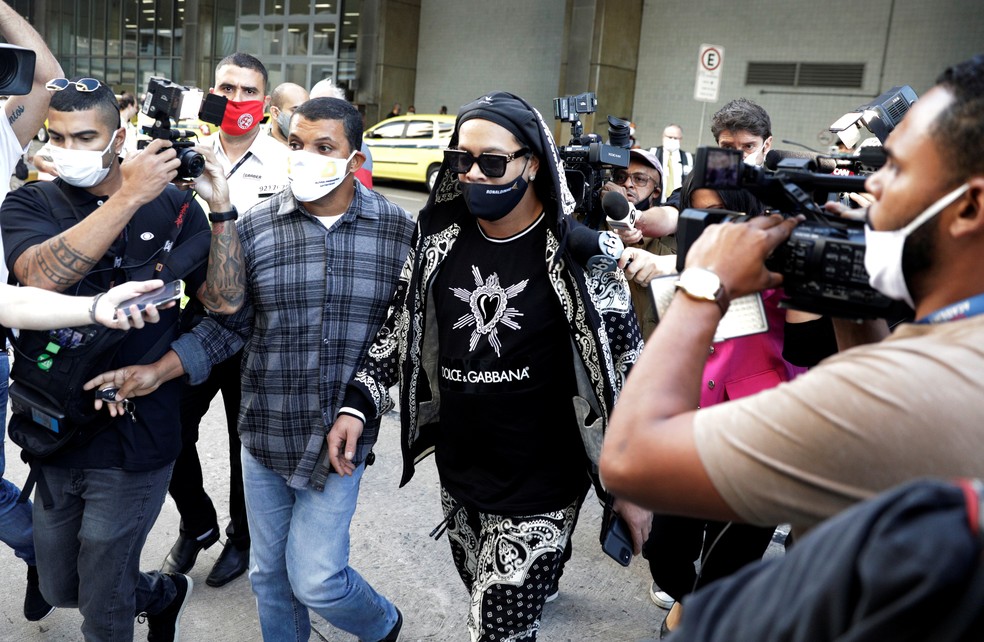 Ronaldinho Gaúcho e irmão desembarcam no Rio e recebem apoio de fãs