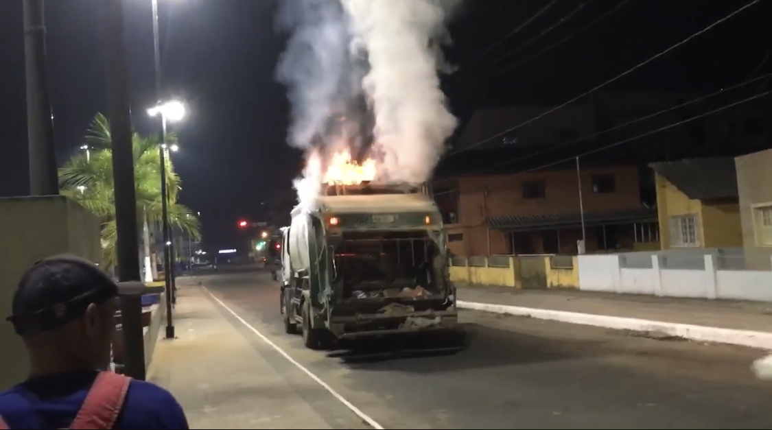 Vídeo: Caminhão de lixo pega fogo no Centro de Cruzeiro do Sul