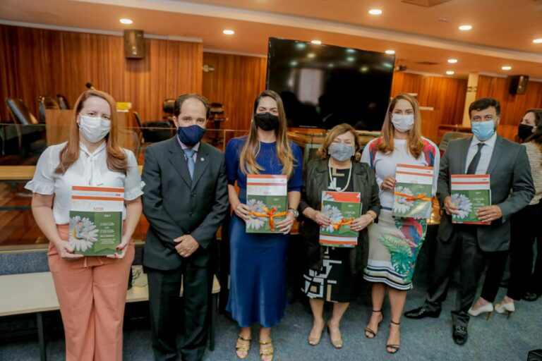 Primeira-dama firma acordo em Brasília para implantação do Projeto Maria da Penha vai à Escola