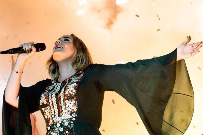 Adele muda o visual e fãs comentam semelhança com Angélica