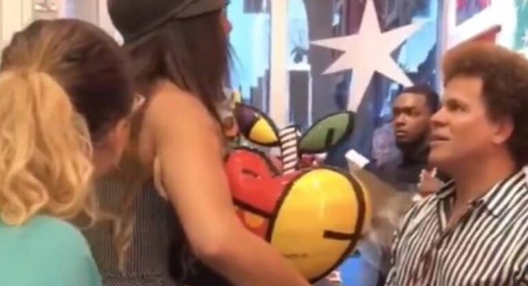Mulher quebra obra de Romero Britto na frente do artista e vídeo viraliza