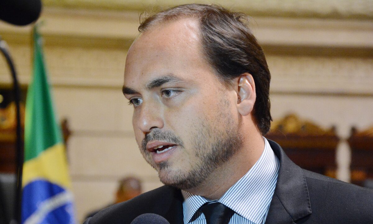 Carlos Bolsonaro comenta notícia sobre vibrador e internet se diverte