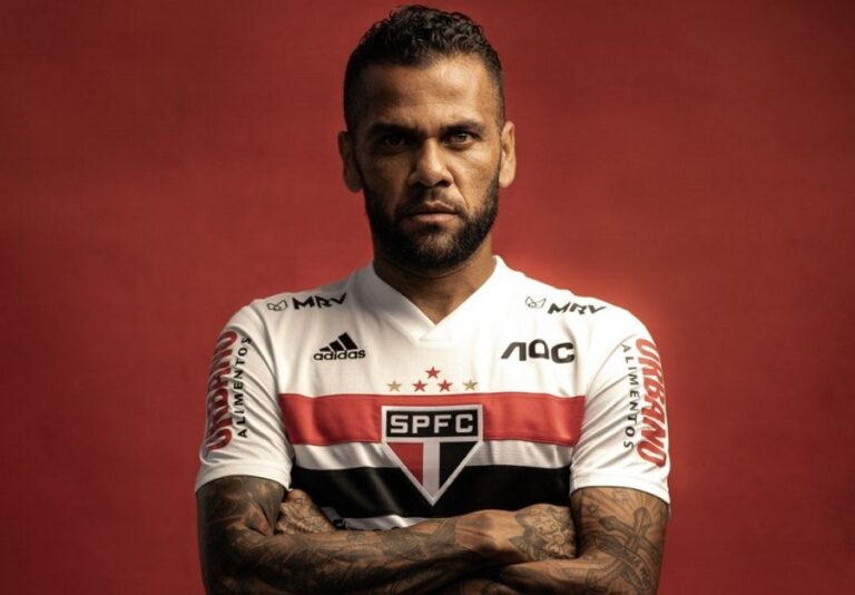 Daniel Alves assina rescisão de contrato com o São Paulo