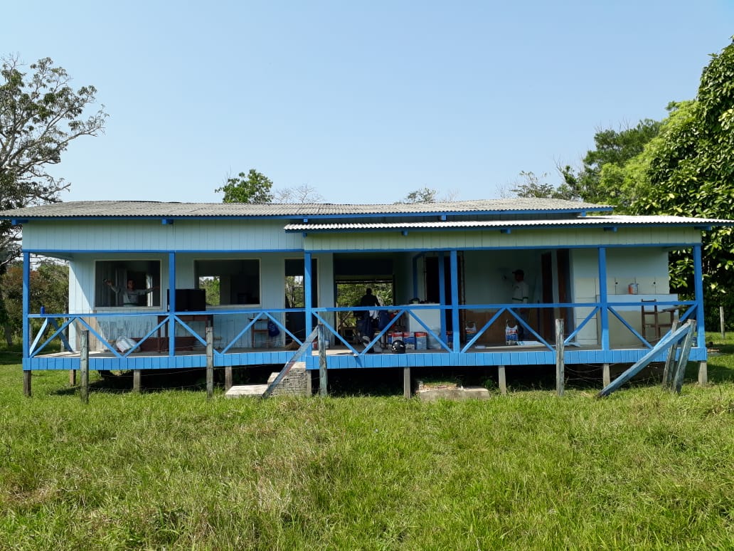 Em parceria com a prefeitura, FCCV realiza serviço de pintura na Escola Júlio Rodrigues Martins