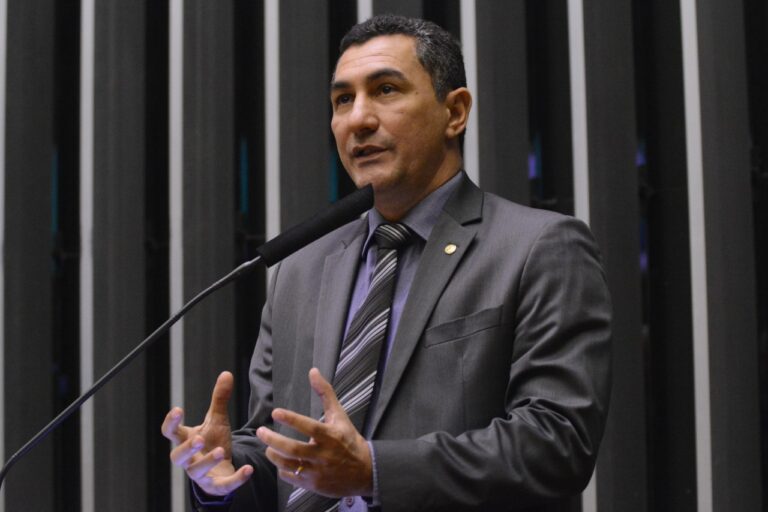 Jesus Sérgio defende trabalhadores e pede ao governo proposta para fim da greve