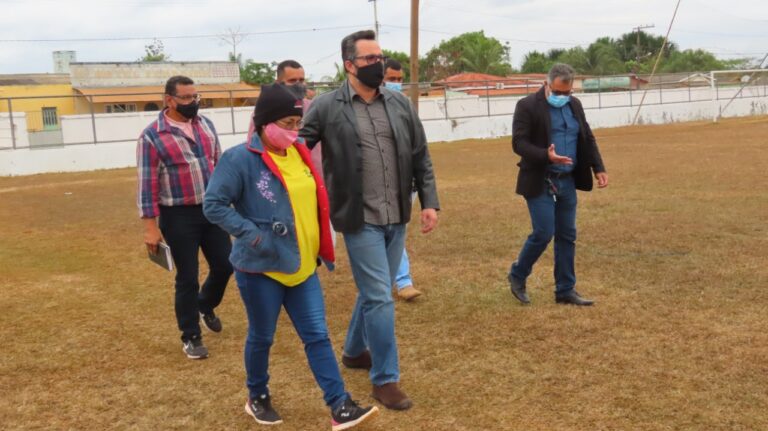 Em Plácido, Alan Rick visita estádio que está sendo reformando com recursos de sua emenda
