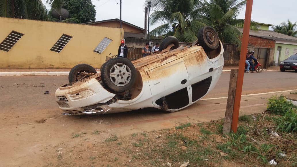Carro deixado em lava jato capota após acidente no interior do Acre