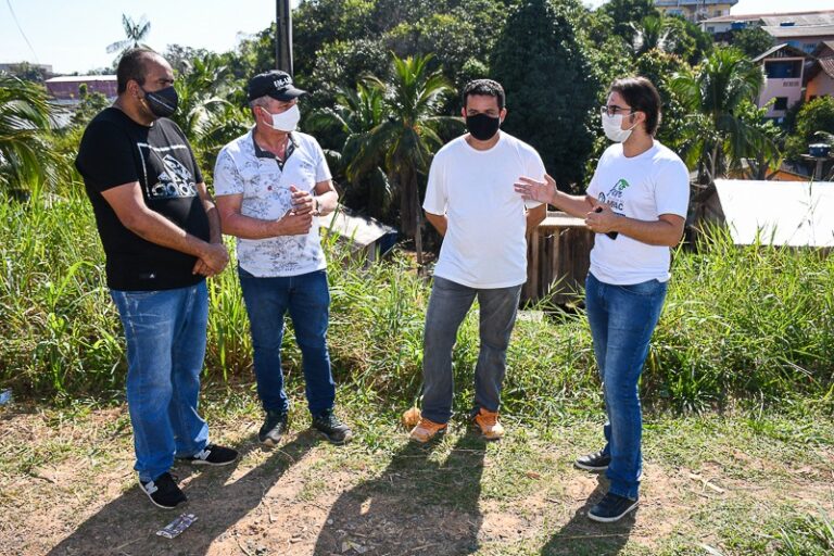 Prefeito e Ministério público vistoriam rua que será aberta no bairro Escola Técnica