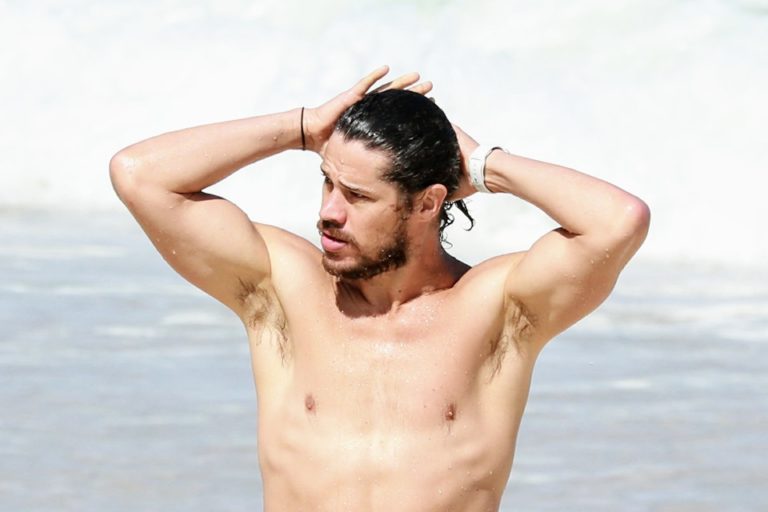 José Loreto posa completamente nu em cachoeira e deixa bumbum à mostra