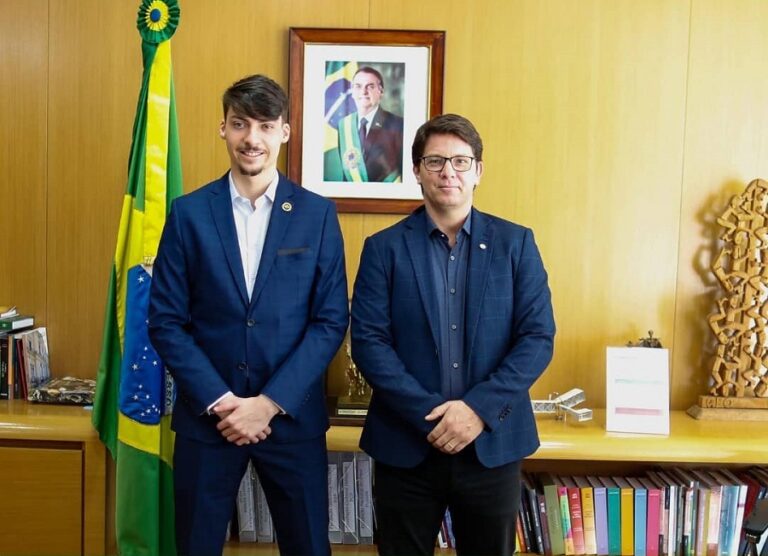 Jair Renan, filho 04 de Bolsonaro, assessora governo em questões de E-sport; assunto gera polêmica