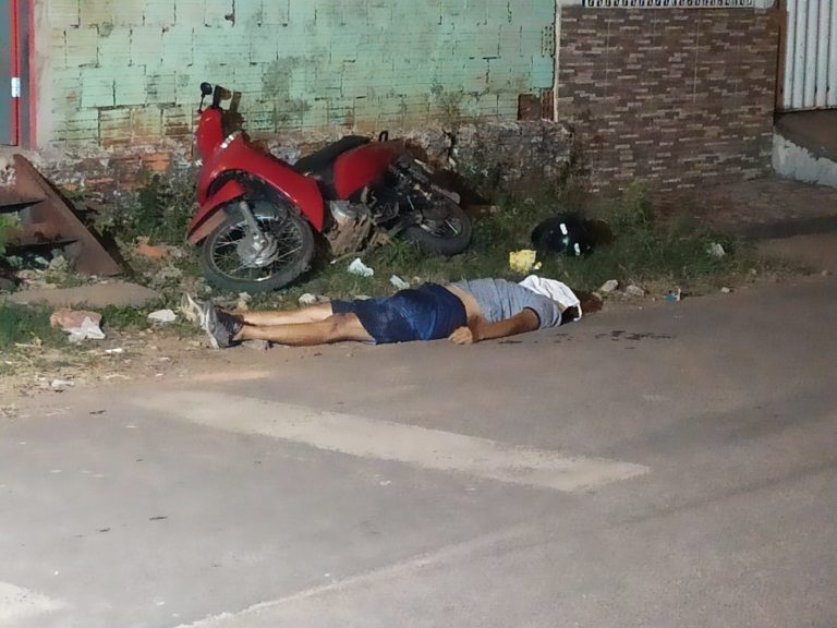 Homem leva tiro e tenta escapar em motocicleta, mas morre antes de ser socorrido